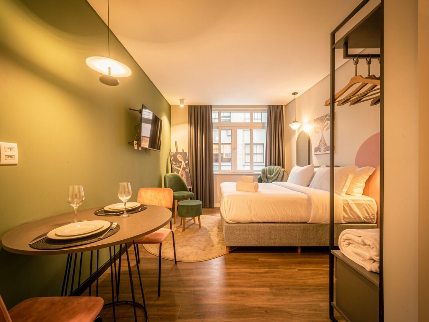 واي فاي مجانًا وملاءات أسرّة