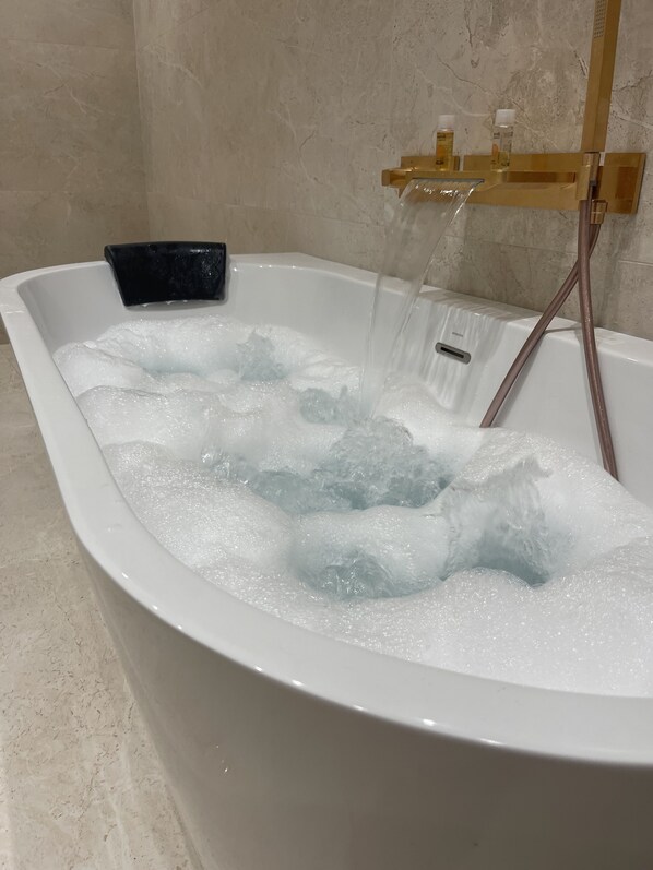 Shower, jetted bath, towels, soap - 1 Bedroom Apartment in Villeurbanne (Villeurbanne)