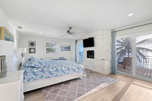 4 habitaciones, escritorio y tabla de planchar con plancha