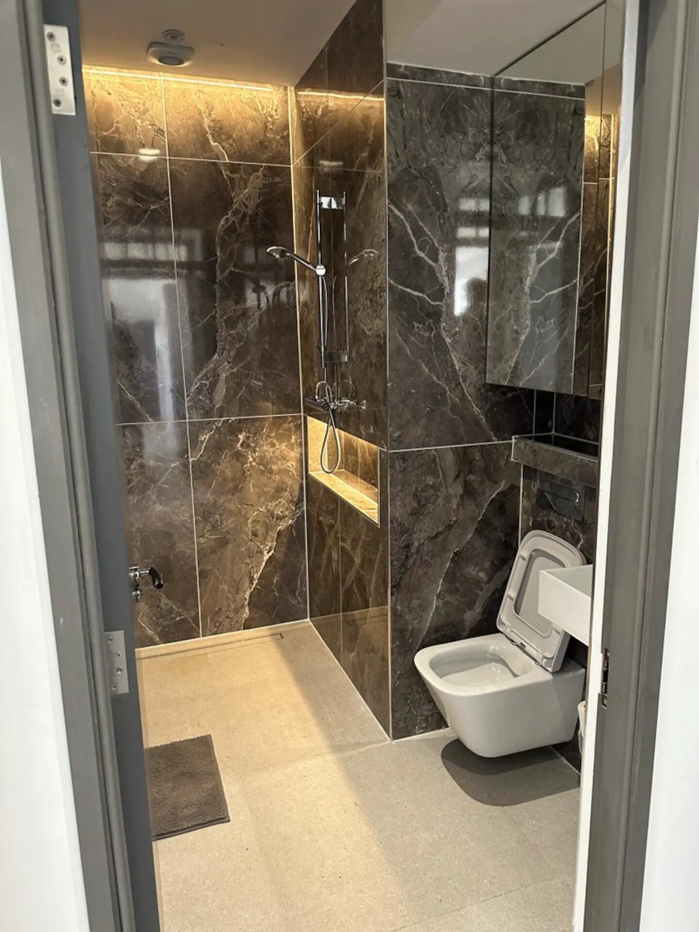 Apartment | Bathroom | Combined shower/bathtub, deep-soaking bathtub, towels