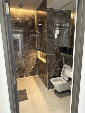 Apartment | Badezimmer | Duschwanne, Komfortbadewanne, Handtücher