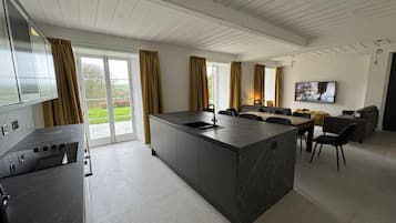 Apartamento | Cocina privada | Frigorífico, microondas, horno y placa de cocina