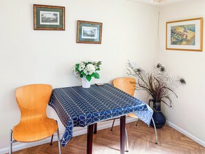 Dining - Escape to our charming two-bed holiday home in Babbacombe, Torquay. (Torquay)