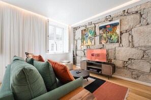 TV - GuestReady - A classy home in Porto (Porto)