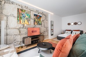 Een strijkplank/strijkijzer, internet, beddengoed