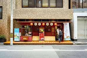 Un edificio japonés tradicional con entrada y letrero de madera.