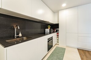 Kjøleskap, mikrobølgeovn, ovn og oppvaskmaskin