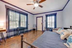 Iron/ironing board, travel crib, WiFi, bed sheets - Cozy Studio Retreat A: Love Nest with a City Beat! (Dallas)