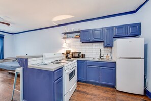 Fridge, microwave, oven, stovetop - Cozy Studio Retreat A: Love Nest with a City Beat! (Dallas)
