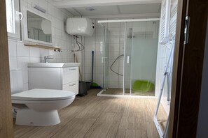 Dusj, hårføner og håndklær