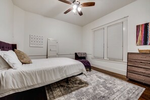 2 Schlafzimmer, Schreibtisch, Bügeleisen/Bügelbrett, Reisekinderbett