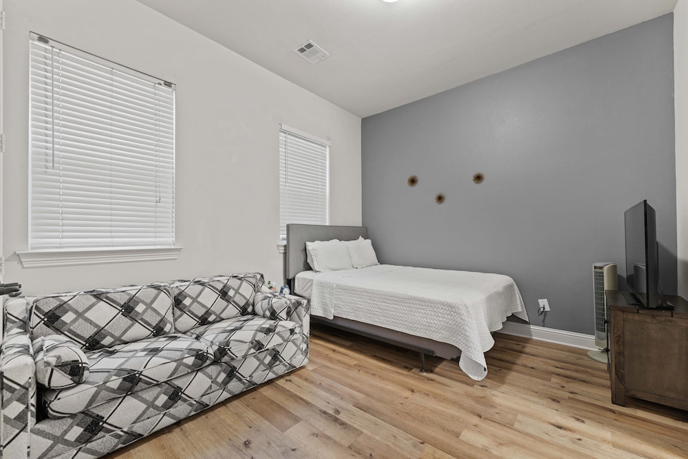 Upscale 3 Bedroom Townhome in MStreets! Dallas Vrbo