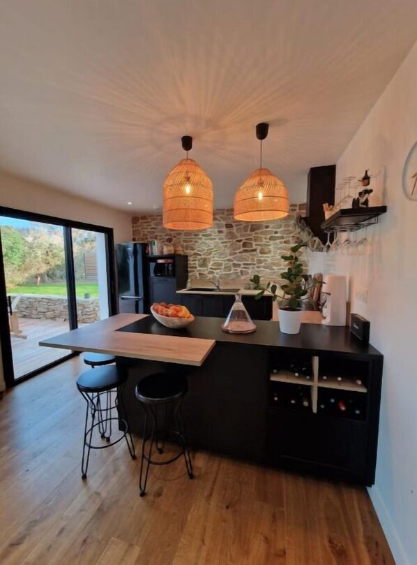 Fridge, microwave, oven, stovetop - Grande Maison Récente au Tour du Parc (Le Tour-du-Parc)