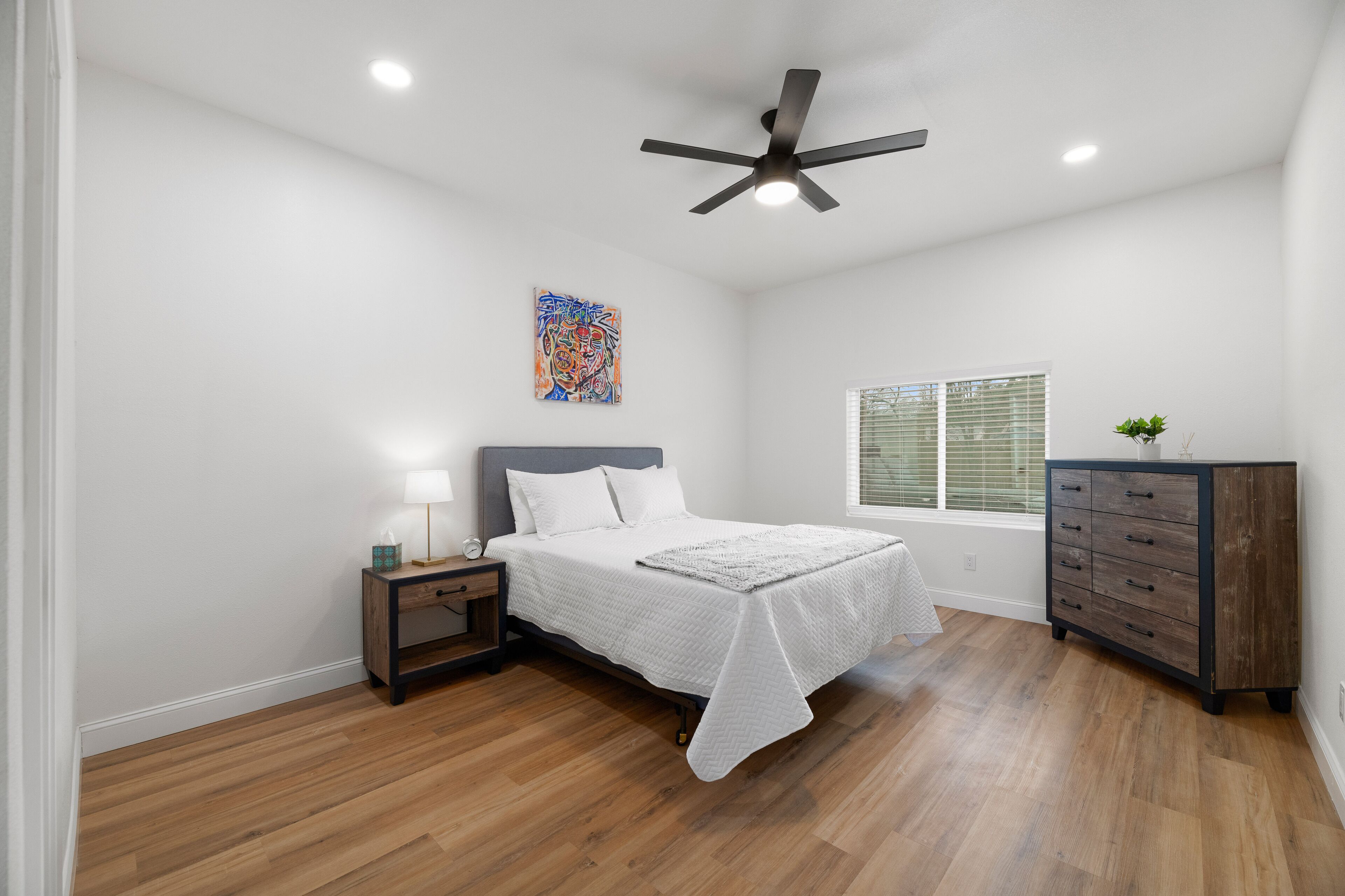 3 bedrooms, desk, iron/ironing board, travel crib