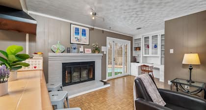 White Rock Poolside Retreat- 4 Beds & a Private Pool