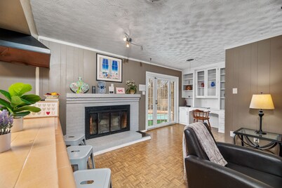 White Rock Poolside Retreat- 4 Beds & a Private Pool