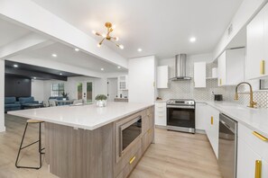 Fridge, microwave, oven, stovetop - Forest Hill Family Hideaway- 4-Bed Retreat (Dallas)