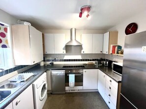 Microwave, oven, dishwasher - Modern 1 bed house with parking (Stratford-upon-Avon)