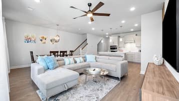 Téléviseur connecté, jeux vidéo, livres, bureau