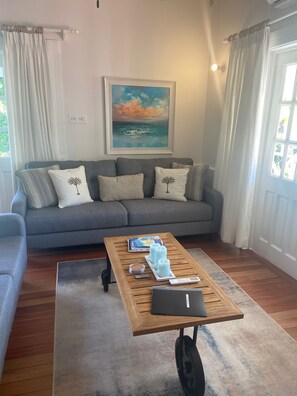 Smart TV, books, music library, printers - Beachcombers villa, Porters Court, Fairmont beach passes, few meters to Lonestar (Porters)