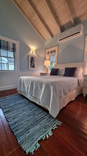 2 bedrooms, in-room safe, desk, iron/ironing board - Beachcombers villa, Porters Court, Fairmont beach passes, few meters to Lonestar (Porters)