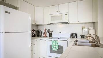 Condo, 1 Queen Bed with Sofa bed (Kona Plaza#218) | Private kitchen | Paper towels
