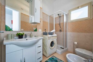 Douche, sèche-cheveux, bidet, serviettes fournies