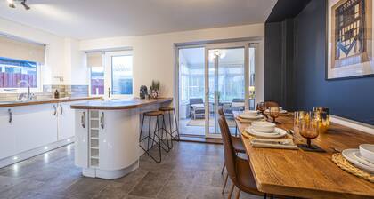 Stylish 2 bedroom house in quiet suburb of Chester Sleeps 6 by Restfully
