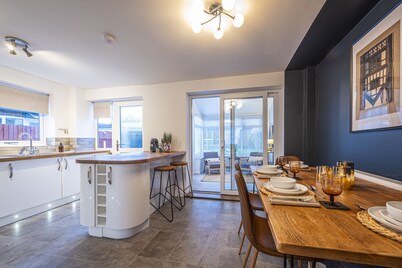 Stylish 2 bedroom house in quiet suburb of Chester Sleeps 6 by Restfully