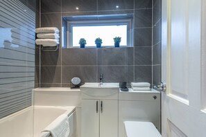 Secadora de cabello, toallas, jabón, papel de baño 