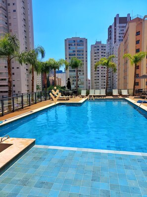 Una piscina cubierta, una piscina al aire libre