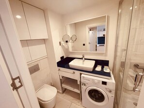 Haartrockner, Handtücher, Seife, Toilettenpapier