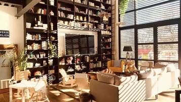 Televisie, tafelvoetbal en een tafeltennistafel