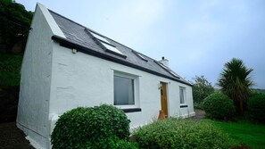 Exterior - Cosy traditional pet friendly Skye cottage (Uig)