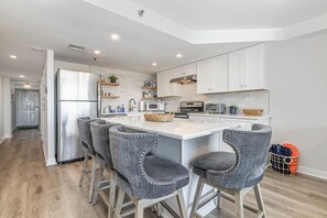 Kjøleskap, mikrobølgeovn, ovn og kokeplater