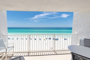 En la playa y camastros 