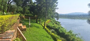 Property grounds - OFF GRID WiFi riverside 2 bed family cottage only 10km from Jinja sleeps 6 (Kyabirwa)