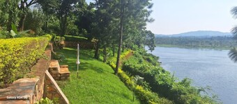 OFF GRID WiFi riverside 2 bed family cottage only 10km from Jinja sleeps 6