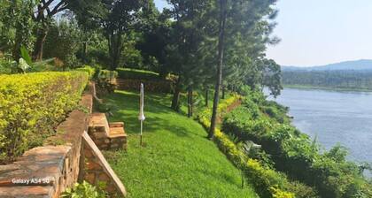 OFF GRID WiFi riverside 2 bed family cottage only 10km from Jinja sleeps 6