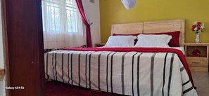 2 bedrooms, desk, travel cot, WiFi - OFF GRID WiFi riverside 2 bed family cottage only 10km from Jinja sleeps 6 (Kyabirwa)