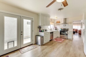 Fridge, microwave, stovetop, dishwasher