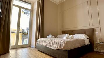 Alba Room, Balcony, City View | Copriletto in piuma, materassi in memory foam, minibar