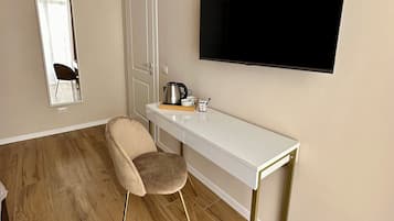 Alba Room, Balcony, City View | Copriletto in piuma, materassi in memory foam, minibar