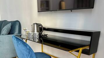 Aurora Room, Balcony, City View | Copriletto in piuma, materassi in memory foam, minibar