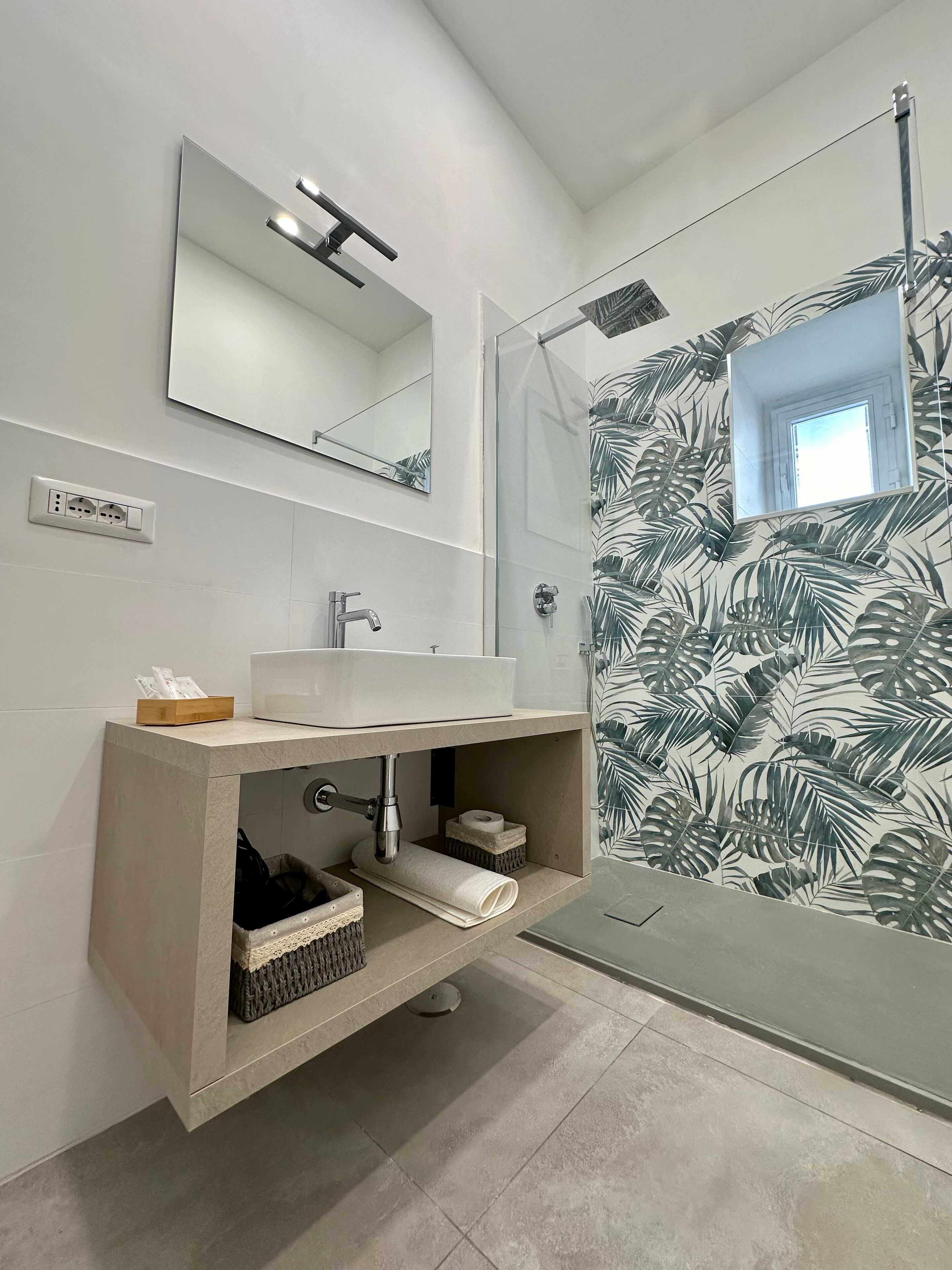 Aurora Room, Balcony, City View | Bagno | Doccia, soffione a pioggia, set di cortesia gratuito, asciugacapelli