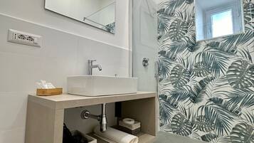 Aurora Room, Balcony, City View | Bagno | Doccia, soffione a pioggia, set di cortesia gratuito, asciugacapelli