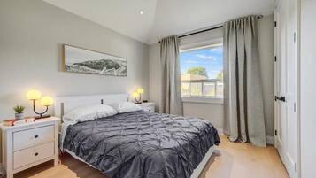 2 bedrooms, desk, WiFi