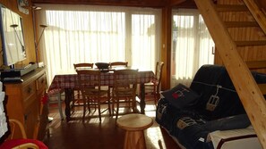 Dining - 350m from ski slopes, 3rd floor, balcony, fireplace or stove, tv, 70m², Les Gets (Les Gets)