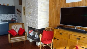 Living area - 350m from ski slopes, 3rd floor, balcony, fireplace or stove, tv, 70m², Les Gets (Les Gets)