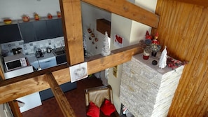 Cafetera y tetera, refrigerador, microondas y horno 